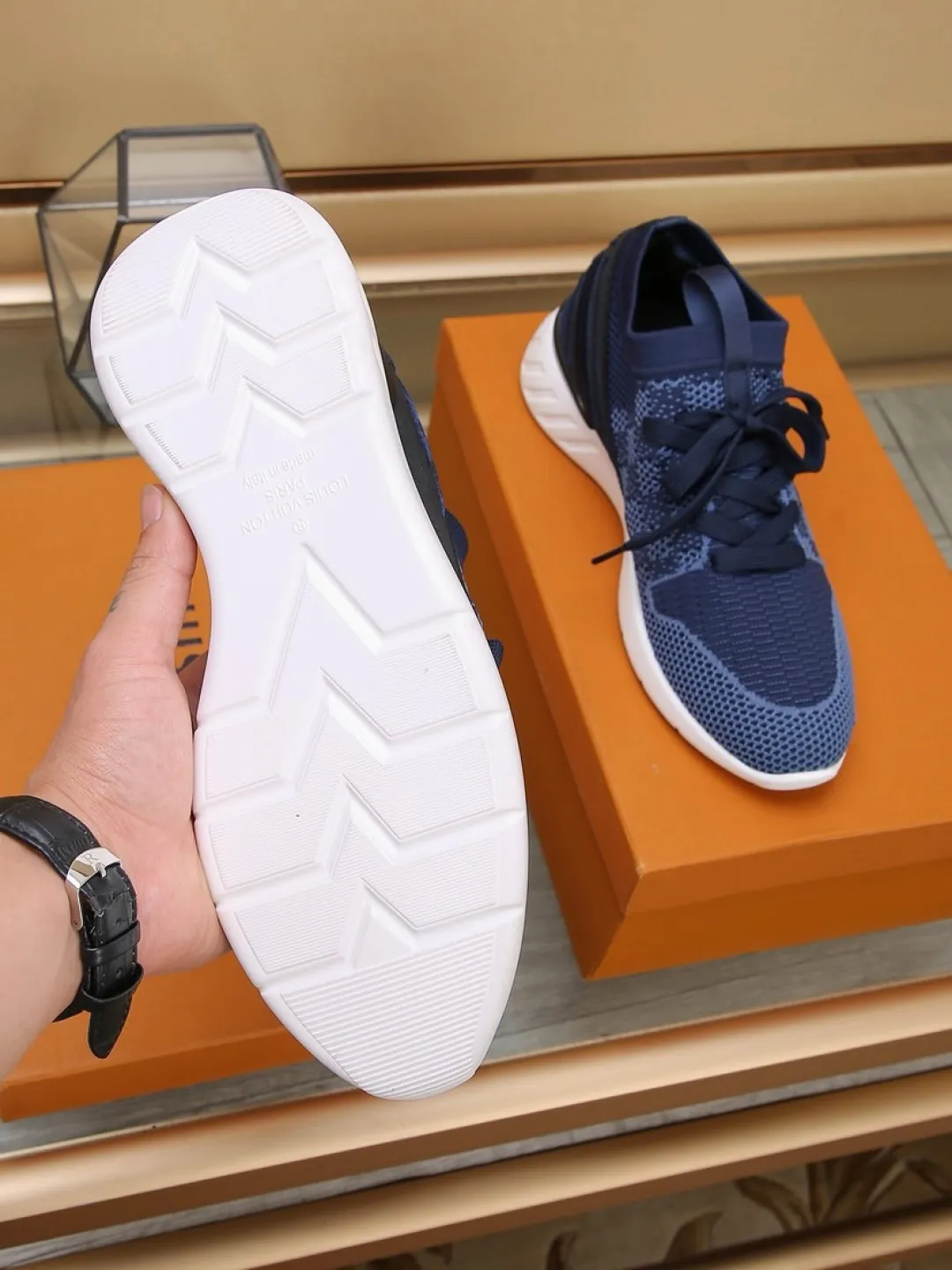 Men's shoes 💰P420💰"LOUI* VUITTO*" latest popular men's casual shoes ✔️This model is made of the original breathable fly woven fabric. The real thing is super shiny⚡️ Fashionable and versatile. The toe last shape is firm and full. The soles are LV original molds and can be put in and out at will. It is light and comfortable for the foot~Purely handmade, details determine the quality! Size:38-44
